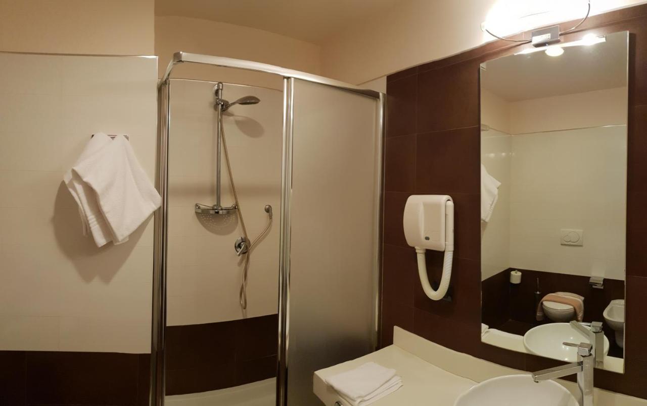 Albergo Ristorante Il Delfino Novara Buitenkant foto